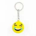 Detailansicht des niedlichen lachenden Emoji PVC Schlüsselanhängers mit Metallring. - Emoji Stil 03