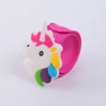Süßes Einhorn Silikon Klapparmband für Kinderparty, buntes Armband Detailansicht. - Fuchsia