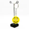 Nahaufnahme des gelben PVC Emoji Schlüsselanhängers mit lustigem Gesichtsausdruck. - Emoji Stil 04