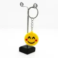 Gedetailleerd overzicht gele emoji smiley PVC sleutelhanger, compacte tasbedel voor sleutels. - Emoji Stijl 05