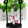 Detailaufnahme eines süßen Einhorn-Schlüsselanhängers aus PVC-Weichgummi mit bunten Herzen. - Einhorn Stil 4
