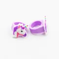 Nahaufnahme des süßen lila Einhorn PVC Weichgummi Ringes Detail für Kinder Spielzeug Geschenke. - Einhorn 12
