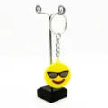 Coole emoji sleutelhanger detail, geel PVC materiaal met hippe zonnebril hanger. - Emoji Stijl 06