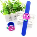 Kinder Silikon Schnapparmband mit süßem rosa Cartoon Erdbeere Anhänger, lustiges Spielzeug. - Erdbeere