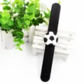 Braccialetto slap in silicone per bambini con design da calcio, giocattolo sportivo divertente. - Stile Calcio Nero