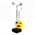 Schattige gele emoji sleutelhanger met rode lippen, perfecte tasbedel en sleutelaccessoire. - Emoji Stijl 08