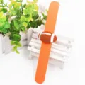 Bracciale slap in silicone arancione per bambini con ciondolo football 3D gioco sport - Calcio Arancione