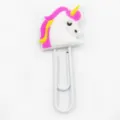 Close-up van een schattige cartoon eenhoorn PVC decoratie op een witte metalen paperclip. - Stijl 8