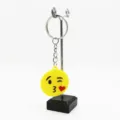 Gedetailleerde close-up van de schattige gele emoji kussend gezicht PVC sleutelhanger. - Expressie 12