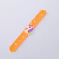 Silikon Klapparmband mit süßem 3D Einhorn Design und bunten Sternen für Kinder Partygeschenke. - Orange