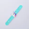 Süßes Einhorn Silikon Klapparmband Kinder Party Armband türkis Sternenmuster Detailansicht - Hellblau