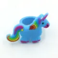 Nahaufnahme des blauen Silikon Einhorn Rings mit bunter Regenbogen Mähne für Kinder. - Einhorn 18