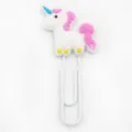 Gedetailleerde opname van de PVC cartoon eenhoorn metalen paperclip en grote bladwijzer. - Stijl 13