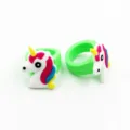 Nahaufnahme von niedlichen Kinder Zeichentrick Einhorn Silikonringen Detail weiches Gummi Design. - Einhorn 02