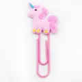 Detailopname van het schattige roze eenhoorn PVC cartoon personage op grote paperclip. - Stijl 14