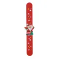 Detailansicht des roten Weihnachtssilikon-Schnapparmbands mit Weihnachtsmann und Sternen. - Weihnachtsmann Stern Stil