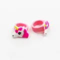 Nahaufnahme des niedlichen rosa Silikon-Einhorn-Rings, welche die weiche Gummistruktur zeigt. - Einhorn 06