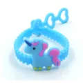 Nahaufnahme des blauen Silikon-Einhornarmbands mit herzförmigen verstellbaren Löchern. - Einhorn 3-Loch Armband 01