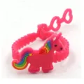 Roze siliconen eenhoorn armband met hart verstelbare riem details voor kinderen draag. - Eenhoorn 3-Gats Polsband 04