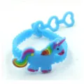 Detail van leuke eenhoorn siliconen armband met verstelbare hartgesp voor kinderen. - Eenhoorn 3-Gats Polsband 05