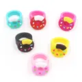 Gros plan détaillé de bagues en silicone donut mignonnes colorées, accessoires de jouets doux. - Style de Donut Aléatoire