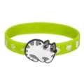 Detailansicht des Katzensilikonarmbands mit niedlichem Cartoon-Katzenanhänger und Pfotenabdrücken. - Grüner Katzenpfoten Stil (08)