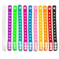 Bracelet en silicone multicolore en détail, avec plusieurs trous et bouton-pression, élastique. - Mélange Aléatoire Régulier