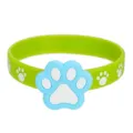 Silikon Katzenpfote Armband Detailaufnahme mit gruenem Band und blauem Pfotenanhänger. - Pfotenabdruck Silikonarmband 01