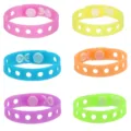 Gros plan de bracelets en silicone colorés avec design réglable à trous pour usage quotidien. - Mélange Aléatoire Luminescent