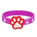 Nahaufnahme eines violetten Silikonarmbands mit weißen Pfotenabdrucken und rotem 3D-Anhänger. - Pfotenabdruck Silikonarmband 03