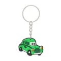 Nahaufnahme eines süßen grünen Cartoon Auto PVC Schlüsselanhängers, Detailansicht des Designs. - Auto-Schlüsselanhänger