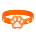 Detailansicht des süßen orangefarbenen Silikon-Katzenpfoten-Armbands mit weißen Pfotenabdruck. - Pfotenabdruck Silikonarmband 04