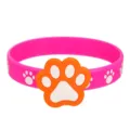 Nahaufnahme eines süßen pinken Silikonarmbands mit orange-weißer Pfotenabdruck-Charm. - Pfotenabdruck Silikonarmband 05