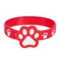 Detailaufnahme eines roten Silikon Armbands mit Katzenpfoten Motiv, weiches Kinderschmuck Geschenk. - Pfotenabdruck Silikonarmband 07