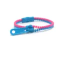 Braccialetto con cerniera in plastica colorata, accessorio moda bicolore e giocattolo antistress. - Rosa Rosso E Blu