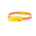 Braccialetto con cerniera bicolore giallo e rosa, divertente accessorio di decompressione in plastica. - Rosa rosso+Giallo