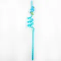 Pajita de PVC en espiral azul con decoración de flamencos, vista detallada para fiestas infantiles. - Azul claro