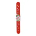Detail van de rode kerstsilicone slap-armband met schattige 3D sneeuwman bedel en sterren. - Sneeuwpop Ster Stijl