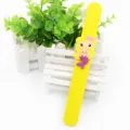 Nahaufnahme Detail des gelben Silikon Klapparmbands mit süßem Cartoon Meerjungfrau Design. - Gelb