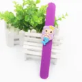 Silikon Schnapparmband Detailansicht mit niedlichem Cartoon Meerjungfrau Anhänger für Kinder. - Lila