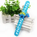 Kinder Cartoon Dinosaurier Druck Klapp Armband Spielzeug, blaue Silikon Armbänder Geschenk. - Hellblau (Dinosaurier Großer Druck)