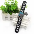 Nahaufnahme des Cartoon Dinosaurier Klatscharmbands, Silikon Armband mit süßer 3D Dinosaurier Figur. - Schwarz (Dinosaurier Großer Druck)