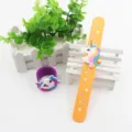 Silikon Einhorn Klapparmband für Kinderparty, süßes Cartoon Armband Accessoire Variante. - Einhorn 03
