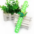 Niedliches Cartoon Dinosaurier Klapparmband Spielzeug mit 3D Silikon Figur für Kinder. - Grün (Dinosaurier Großer Druck)