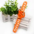 Kinder Cartoon Dinosaurier Klapparmband Schluesselanhaenger Silikon Armband Geschenk - Orange (Dinosaurier Großer Druck)
