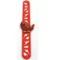 Detailaufnahme des roten Silikon-Klapparmbands mit weißen Dinosaurier-Drucken und einer niedlichen 3D-Figur. - Rot (Dinosaurier Großer Druck 01)