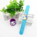 Silikon Einhorn Klapparmband für Kinder, süßes Cartoon Handgelenk Party Spielzeug bunt. - Einhorn 01
