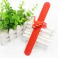 Bracelet slap mignon avec dinosaure en dessin anime pour enfants, jouet en silicone souple. - Rouge