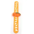 Detailansicht des Kinder Cartoon Dinosaurier Klapparmbands, oranges Silikon Armband Spielzeug. - Orange (Dinosaurier Großer Druck 04)