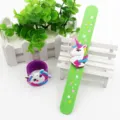 Kinder Silikon Klapparmband mit Einhorn Anhanger, schones Partygeschenk und Modeschmuck. - Einhorn 04